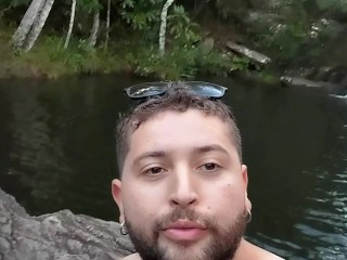 Mein Freund Rief Mich Vor Dem Unterricht An, Um Sich am Wasserfall Auszuziehen.