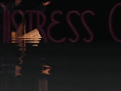 Donna Matura grattuggia il Grana 1/16