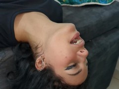 Me pide sus galletas  y se las doy con leche fresca