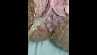 Pervers Milfs Pisstagebuch: Gespreizte haarige Muschi pisst Nahaufnahme mit Analfurz in der Toilette