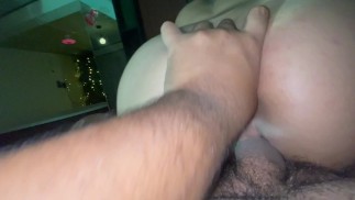 En la cama mi novio toma un dedo en mi culo mientras tenemos sexo