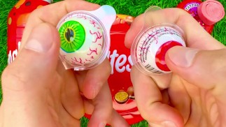 令人满意的拆包和混合彩色糖果和 M&M'S 盒 ASMR 视频