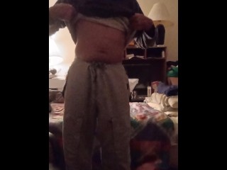 SCHWARZER SCHWULER ZEIGT SCHWANZ UND BEUTE, BEVOR ER MIT BEUTESPIELZEUG HERUMALBERT