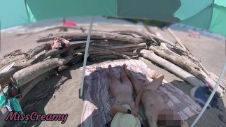 #2 Exhibitionistische Ehefrau, Outdoor, Amateur-MILF, Handjob, großer Schwanz am Nacktstrand