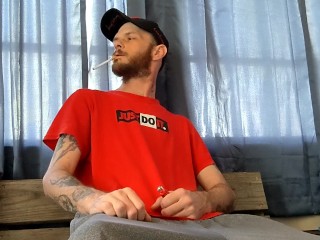 在我的抽烟休息时抚摸我的大鸡巴