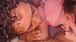 两个宝贝吮吸巨大的鸡巴并享受它!!