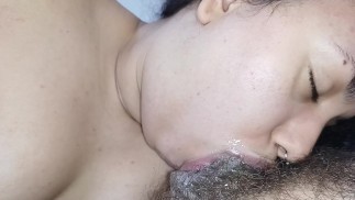 Тряся своим восхитительным и глубоким ртом на стволе, ее экстремальный минет заставляет рогоносца стонать