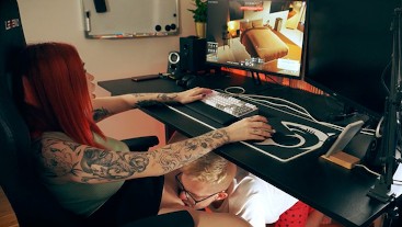 Мой сводный брат лижет мою киску, пока я играю в InZoi