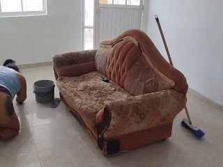 Hot пухлая девушка мастурбирует мебелью во время уборки дома