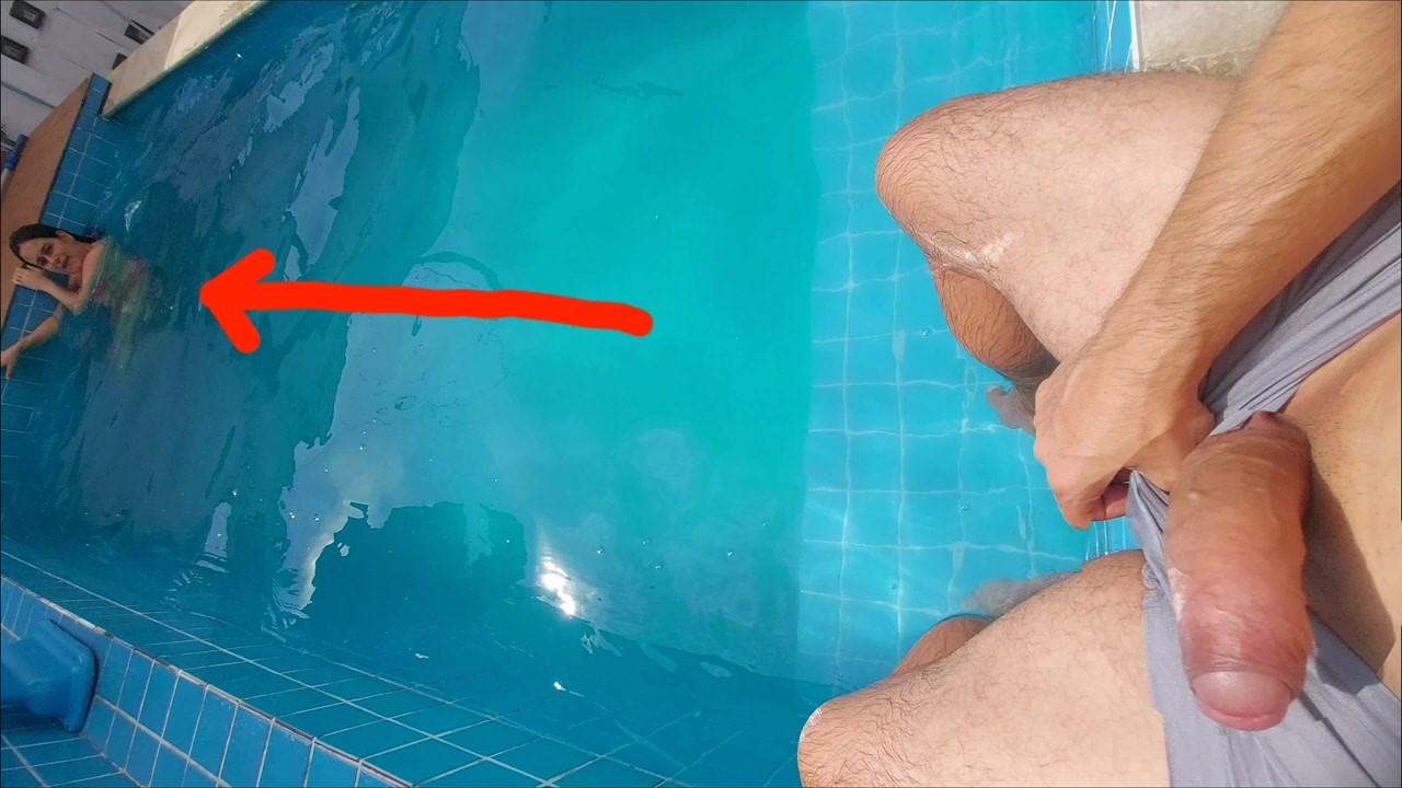私は義理の妹と一緒にプールにいました、彼女は私の硬く勃起したチンポに驚きました