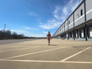 Гуляю голышом за складом средь бела дня