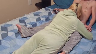 Stiefschwester erwischt geilen Stiefbruder beim Masturbieren... Aber Angebote zu helfen!