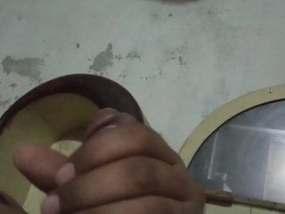 Сексуальный Guy в костюме стонет, грязно разговаривает, пока не кончит сильно, сильный оргазм