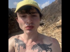 BONNE PETITE CHIENNE TRANS APPLIQUE SON LIPSTICK À PLAYA DEL AMOR.