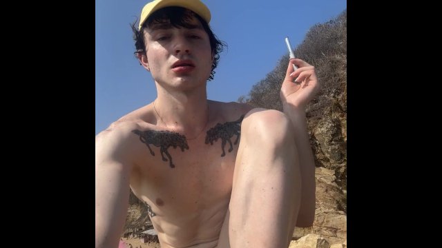 BONNE PETITE CHIENNE TRANS APPLIQUE SON LIPSTICK À PLAYA DEL AMOR.