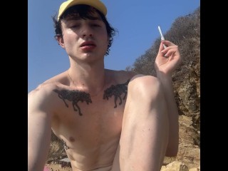 BONNE PETITE CHIENNE TRANS APPLIQUE SON LIPSTICK À PLAYA DEL AMOR.