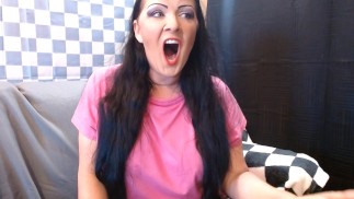 Gähnende Milf April Update