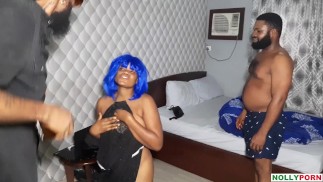 Strawberry surpris Krissyjoh en train de baiser sa copine