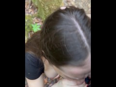 Une pute me fait des gorges profondes en forêt