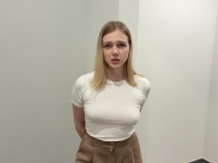 МОЯ НОВАЯ СОСЕДКА СВЕРХУ ОКАЗАЛОСЬ ШЛЮХОЙ И РАЗДВИНУЛА НОГИ В ПОДЪЕЗДЕ - ПУБЛИЧНЫЙ СЕКС 2/16