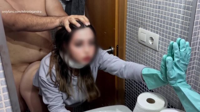 Padrastro me folla en el baño cuando estaba limpiando