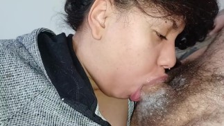 нервный язык шлюшки шевелится и облизывает твердый член возбужденного куколда