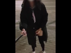 大衣下的水手服伪娘在路人和汽车经过旁露出自慰 - Screenshot 3 of 16 - Masturbation