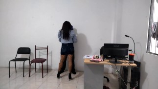 СЕКСУАЛЬНЫЙ руководитель трахает своего нового сотрудника - она ​​трахает его в задницу