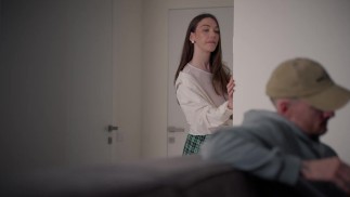 Он молча наблюдал за происходящим из дверного проема... Поэтому я дал ему больше