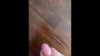 Makit Real трется об угол стола, большая порция спермы