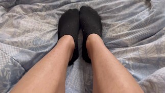 Sexy Twink Boy spielt mit Socken und Füßen