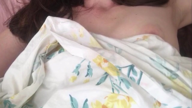 Она показала свои, когда проснулась #BoobFetish