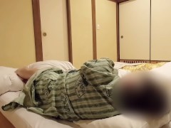 親にナイショの教え子との温泉旅行で寝る前の締めの一発で中出し 〜はだけた浴衣から覗く女子大生の生乳〜 - Screenshot 2 of 16 - Creampie