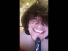 FEMBOY Chupando PROFUNDAMENTE el consolador!! enorme consolador NEGRO