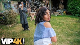 狩猎4K。Hunter 喜欢与热辣的黑发小妞的户外性爱