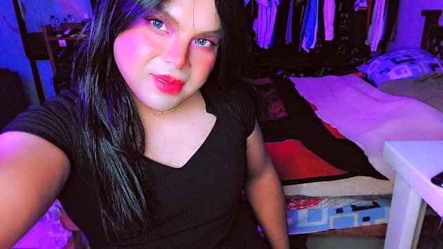 Vestida de negro y sin límites: una trans deliciosa juega para ti 😘