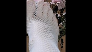 Оближи мои ноги в белых чулках в сеточку