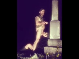 👻 Практикую свои навыки глубокой глотки на тихом кладбище.