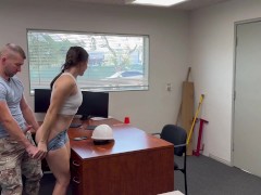 сексуальная брюнетка прошла кастинг в офисе на новую вакансию - Screenshot 8 of 16 - Big Ass Milf