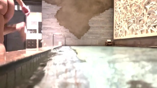 【素人盗撮】温泉で湯船に浮かぶicup爆乳と汗だくサウナで◯◯！