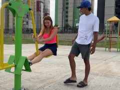Veo linda desconocida en el parque y la invito a mi apartamento para enseñarle nuevos ejercicios. - Screenshot 2 of 16 - Amateur