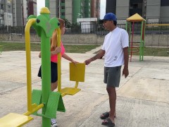 Veo linda desconocida en el parque y la invito a mi apartamento para enseñarle nuevos ejercicios. - Screenshot 3 of 16 - Amateur Interracial