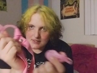 Транс-девушка больших размеров показывает, как использовать клетку целомудрия