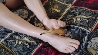Footjob zu einer Banane und dann .... Die Banane ist für meine Muschi