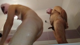 Любительская пара принимает ванну, волосатая киска жены, большая задница, большие сиськи.