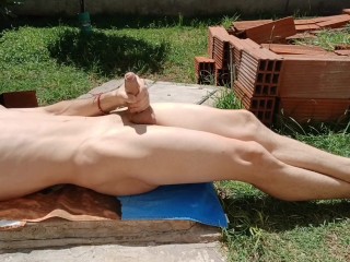 Verano toca masturbarse al aire libre en el sol