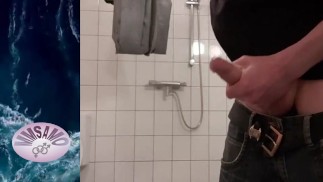 Крупный план MeMySelfAndMyOwn в ванной, стонет, пока не кончит как быстрый