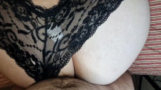 他穿着黑色内裤狗狗式操我