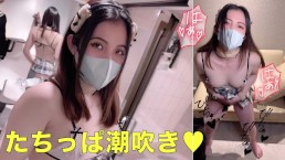 可爱的已婚妇女在站立时达到喷水高潮。