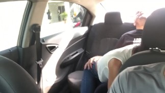 возбужденная пара трахается в машине Uber.